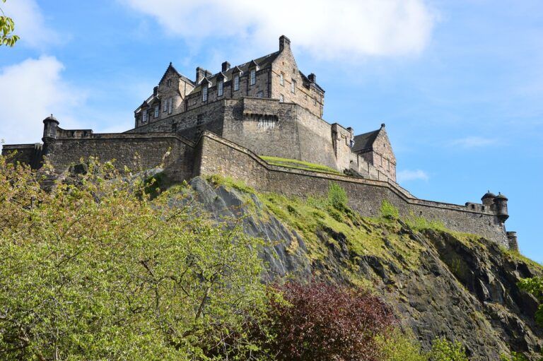 A Visitor’s Guide to Edinburgh Castle: History, Battles, and Royal Legacy